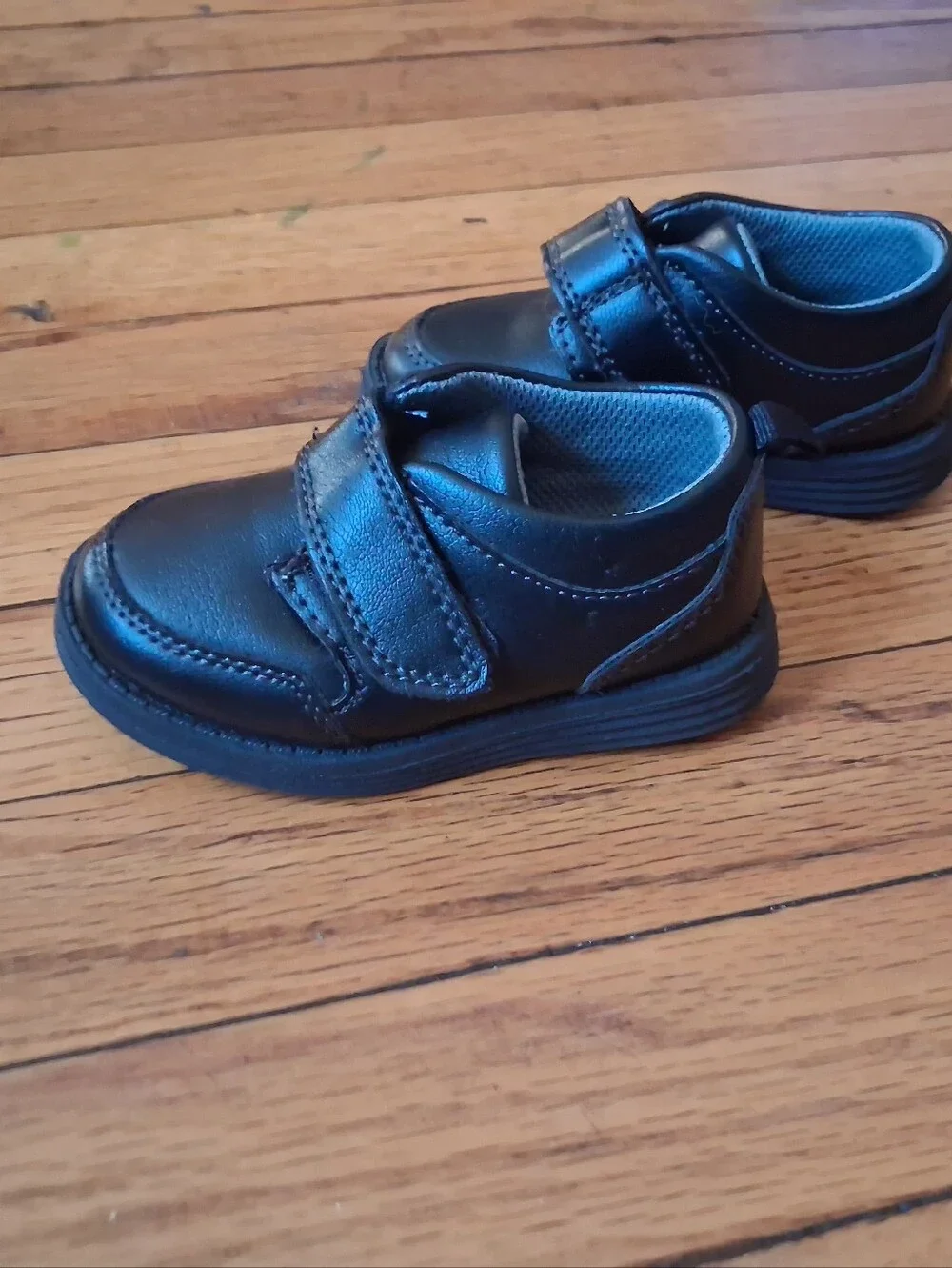 Oshkosh B'gosh - Toddler Boy Black Faux Leather Casual Dress shoes. Size 5